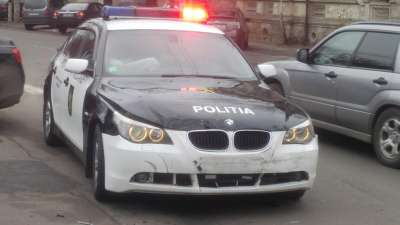 В центре Кишинёва столкнулись автомобиль патрульной полиции и Dacia