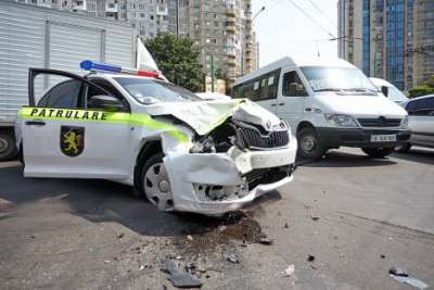 В Кишиневе автомобиль патрульной инспекции столкнулся с микроавтобусом.
